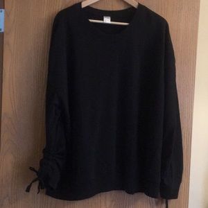 Black sweatshirt with ruched sleeves
